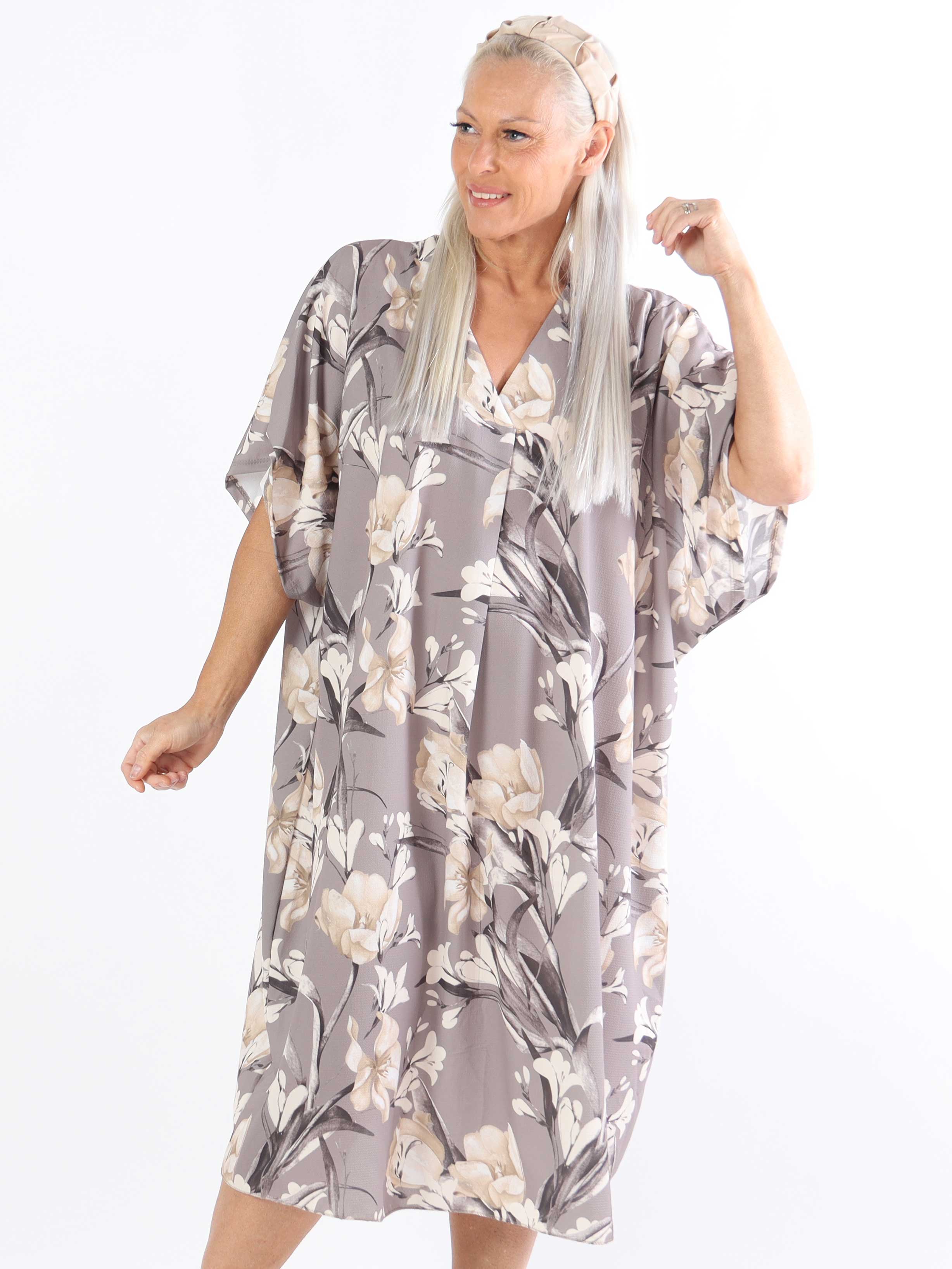 Mallie - Blommönstrad skjortklänning i plus size med v-ringning